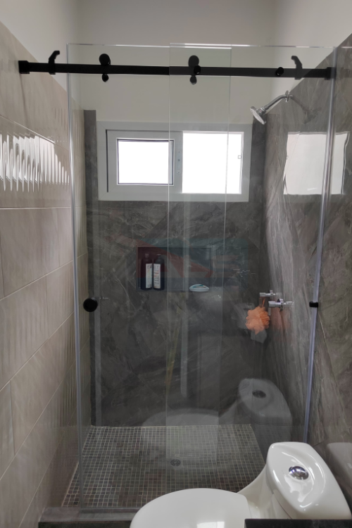 Puerta Corrediza para Baño con Accesorios Negros