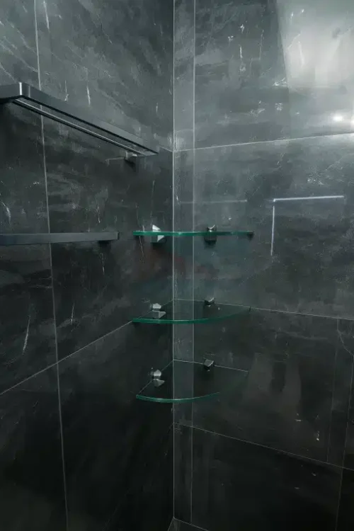 Baño con Repisas de Vidrio