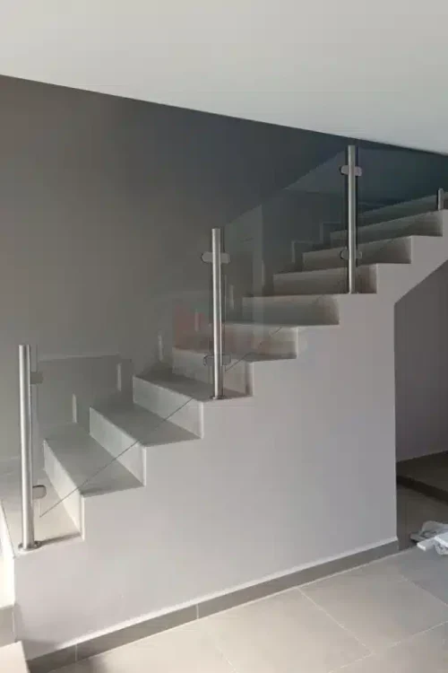 Barandal de Vidrio con Accesorios y Postes de Acero Inoxidable