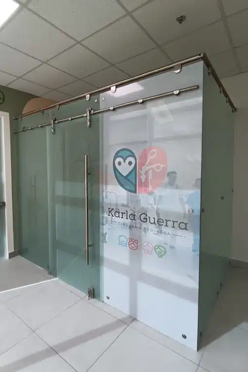 cubiculo-vidrio-arenado-puerta-corrediza-vidrieria-aluminios-del-sur