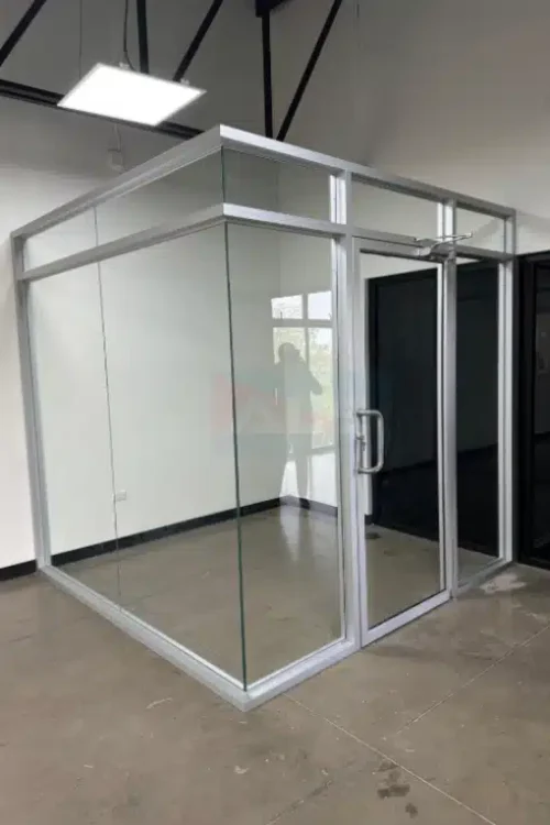 Oficina de Vidrio con Perfilería de Aluminio y Puerta Abatible