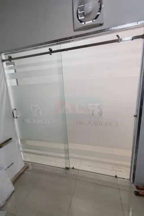Puerta Corrediza de Vidrio Arenado con Riel Superior