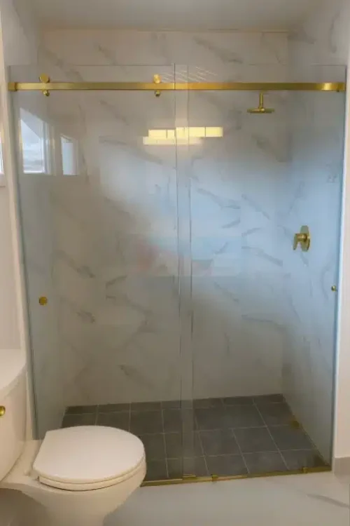 Puertas Corredizas de Ducha con Accesorios Dorados