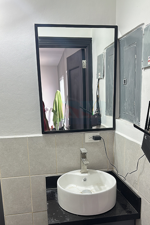 Espejo con Marco Negro para Baño