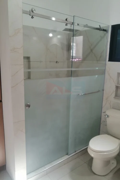 Puerta Corrediza Arenada con Accesorios Cromados