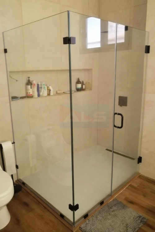 Puertas Abatibles Modernas con Accesorios Negros